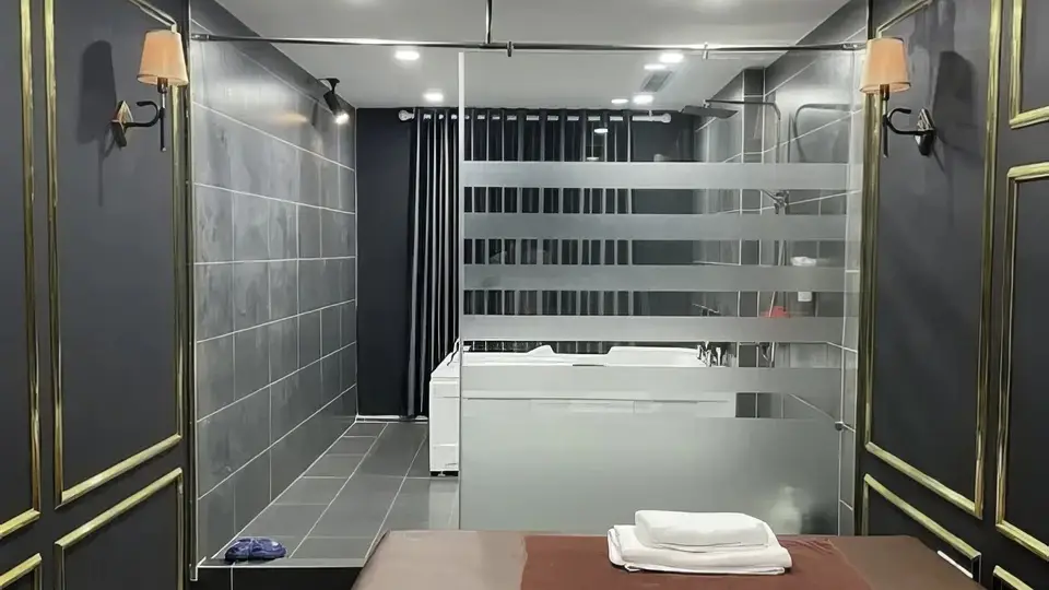 하노이 강남 스파 골드 몰딩 벽면과 대형 자쿠지 욕조, 독립 샤워 부스가 통합된 럭셔리 스파 스위트 룸