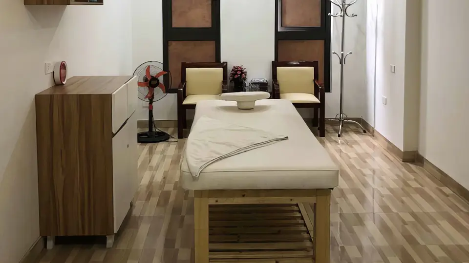 하노이 수 사우나 원목 바닥과 마사지 베드, 대기용 의자가 구비된 넓은 트리트먼트 룸