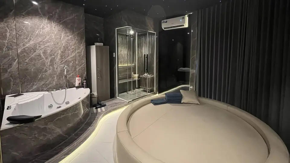 호치민 체온 스파 별빛 천장과 다크 마블 벽면, 코너 자쿠지 욕조와 유리 사우나 부스, 원형 마사지 침대가 갖춰진 VIP 스파 룸
