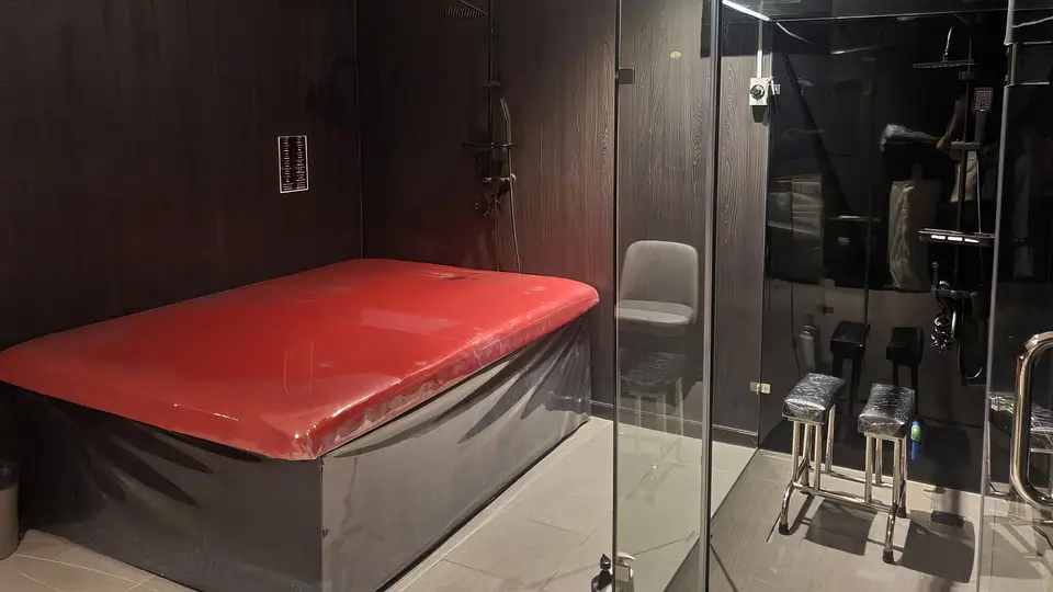 호치민 슈퍼맨 마사지 슈퍼맨 마사지 올인원 룸 — 레인샤워와 핸드샤워가 설치된 독립 샤워 부스, 붉은 마사지 베드, 발 받침대 및 의자가 갖춰진 다목적 프라이빗 공간