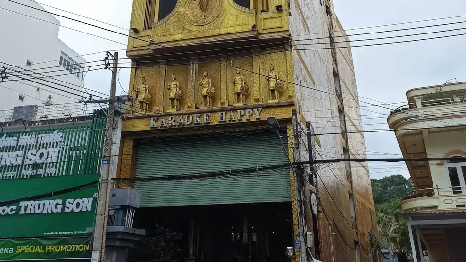 푸꾸옥 해피 가라오케 웅장한 황금색 독채 건물 외관 전경